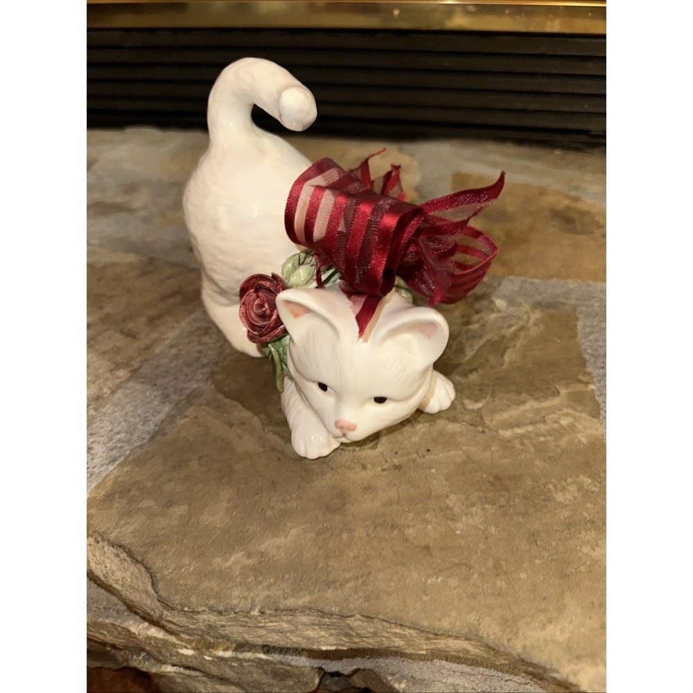 Mud Pie USA Cat With Red Flowers White Figurine‎ Crouching